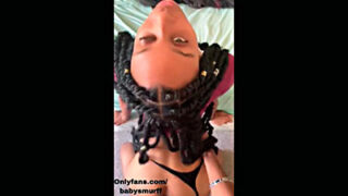 Después de una corrida, una delgadita le pide que le siga follando el coño