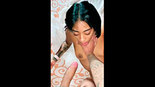 La Cara Del Bebé Y Mira Como Se Traga Toda Esa Polla Gruesa