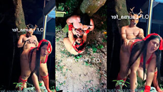 Caperucita Roja se come al lobo, follándolo atado a un árbol