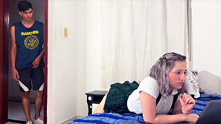 Colegialas Seducen A Propósito A Su Hermanastro Para Coger Rico