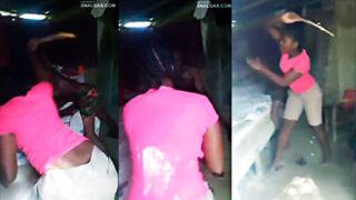 Entran con palos y sillas, porque lo encontró siendo infiel