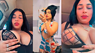 La dominicana Aidelis Estrella agarra su toto y enseña las tetas