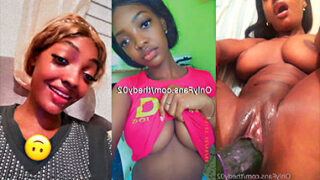 Thedy02 dominicana con visitas en la sala y ella recibiendo un pepino