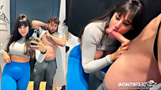 La española Pamsnusnu entra a una tienda de ropa para chupar pollas