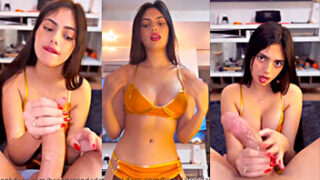 Tiene cara de angelical y es un diablo chupando pollas