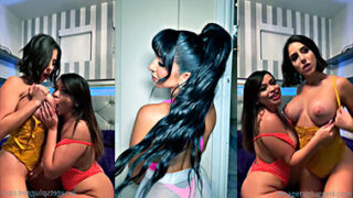 Su marido interrumpe y se disculpa y luego se va.