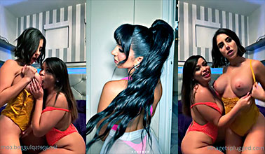 Su marido interrumpe y se disculpa y luego se va.