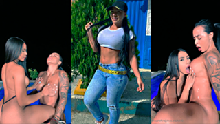 Jennifer se deja comer las tetas de una lesbiana dentro de la piscina