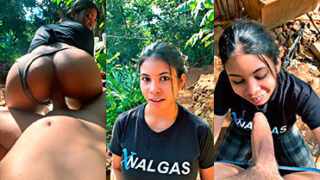 Se detiene a orinar y a Dori le gusta su polla y se la come entera