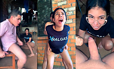 Pilla a su hermanastro haciéndole la mano y luego lo invita a follar