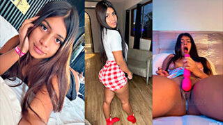 Shakii se pone roja con ese poderoso consolador masturbándose el coño