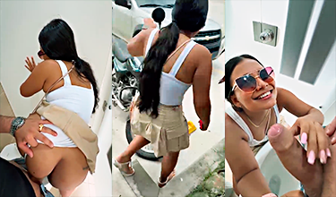 OMG En Su Propio Baño Público La Joven Se Lo Folla Hasta Sacar Su Leche