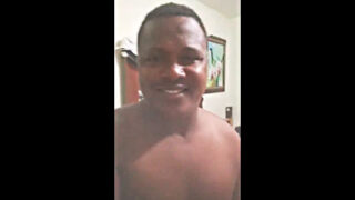 Le duele y dice joder cuando dominicano negro le pega fuerte