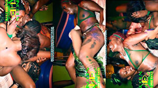 Lesbiana se escapa y llora de verdad en una orgía lésbica jamaicana