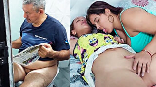 El papá cagando y la madrastra chupándole el coño a su hijastra de 18 años