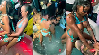 Lesbianas se vuelven locas en una fiesta en la piscina y se lamen el culo