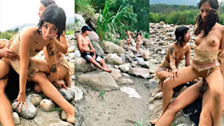 2 putas indígenas lo atrapan y también lo ayudan follando en tríos