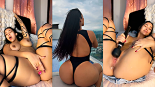 Oh papi, ¿te gusta mi coño rosado? Dice la pequeña zorra María.