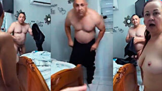 Dios mío, los pilló siéndole infieles y les cogió el coche y se fue