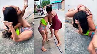 Lucha fuera de control y se dan muchos golpes sobre un hombre.