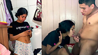 Ella se queda atrapada en la cama y él aprovecha y se la folla ahí mismo