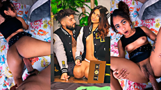 La pequeña zorra saca más de 3 cargas de esa gran polla