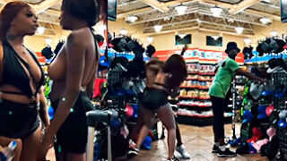 La pelea se sale de control y el maricón se roba los sombreros