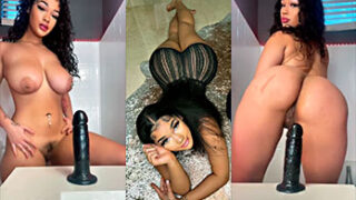 A la joven de tetas gigantes le encantan los consoladores negros