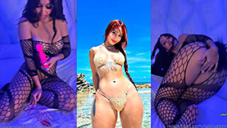 Tiene un potente vibrador en sus manos y se masturba con mucha pasión.