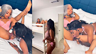 Tiffany Lannette es pillada masturbándose por su amiga lesbiana