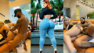 La Rubia Cantando Intensamente con una Amiga en Su Casa