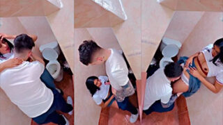 Voyeur Xxx, colegiala de 18 años haciendo sexo oral en el baño