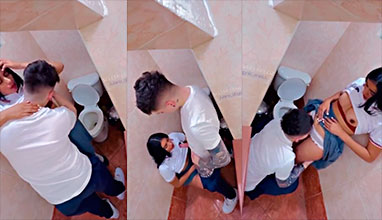 Voyeur Xxx, colegiala de 18 años haciendo sexo oral en el baño