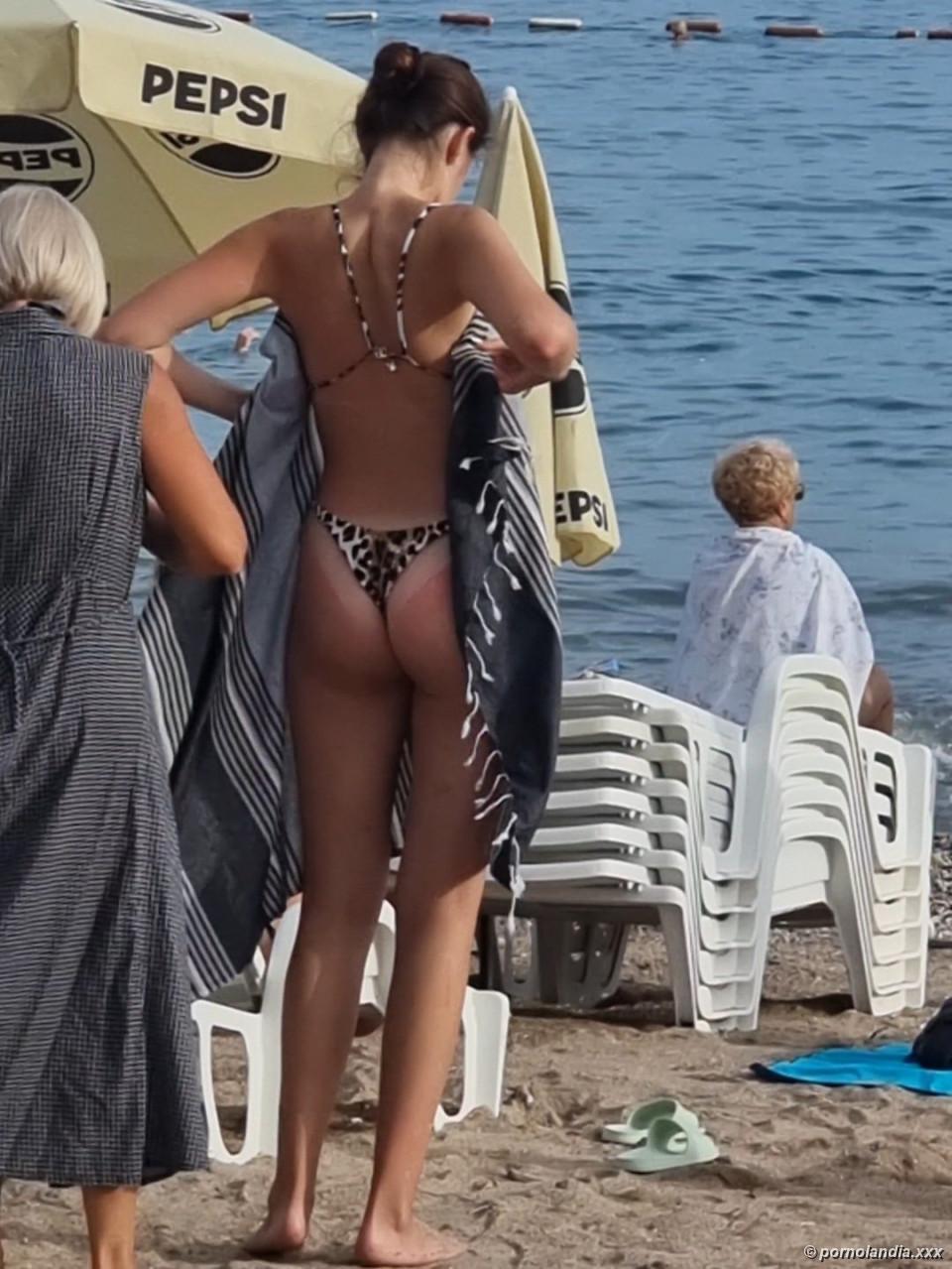 Magrinha flagrada de biquíni na praia - Foto 251988