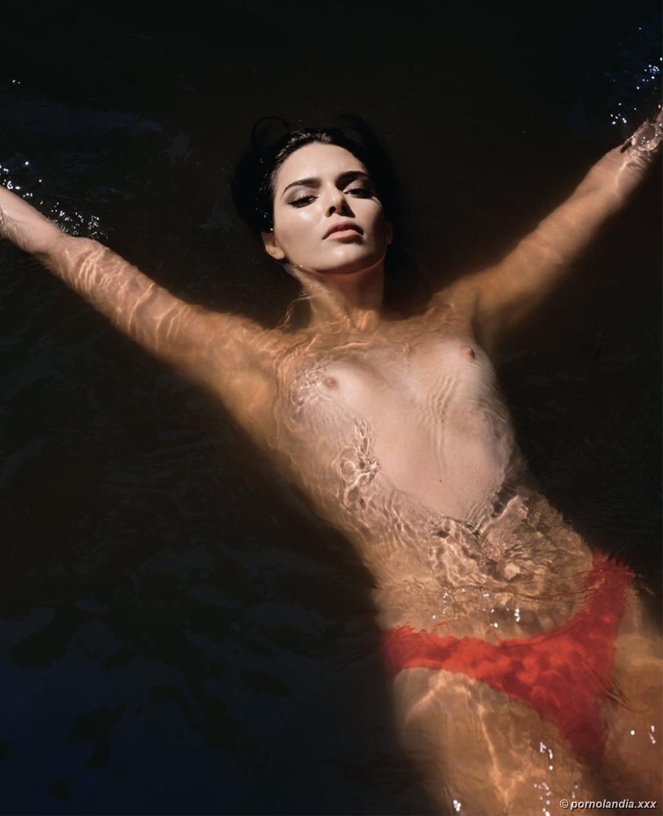 Kendall Jenner nua pagando peitinho em nude sensual - Foto 249594