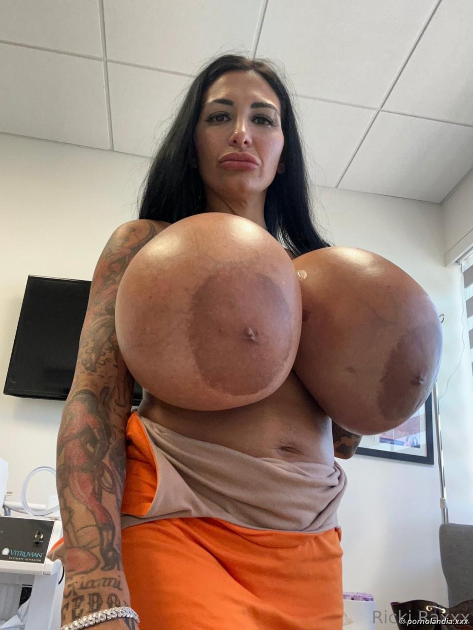 Mulher com peitos grandes pelada - Foto 248874