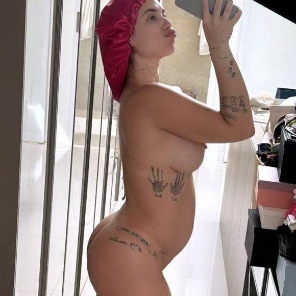 Virginia Fonseca nua mostrando o corpo perfeito