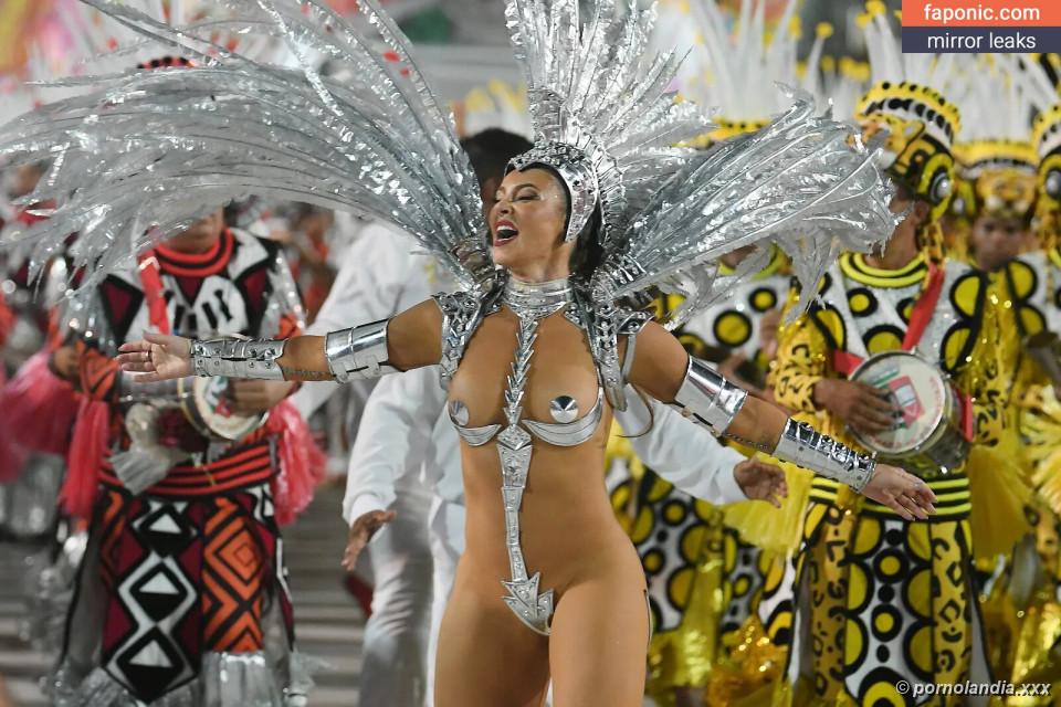 Paolla Oliveira nua em flagras e poses sensuais - Foto 242837
