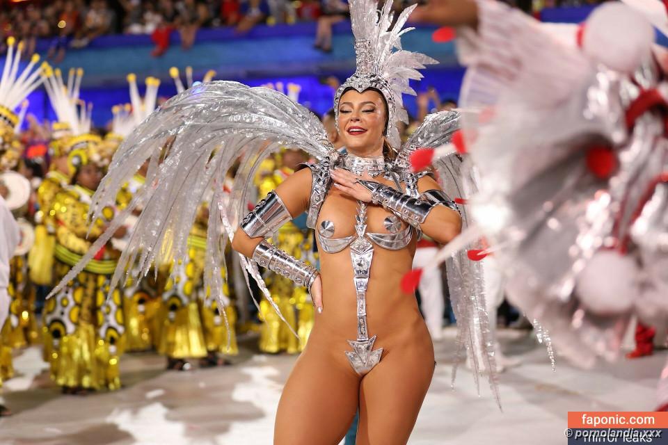 Paolla Oliveira nua em flagras e poses sensuais - Foto 242838