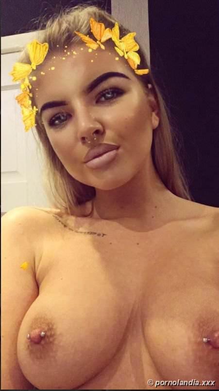 Novinha linda gosta de tirar fotos dos peitinhos - Foto 235442