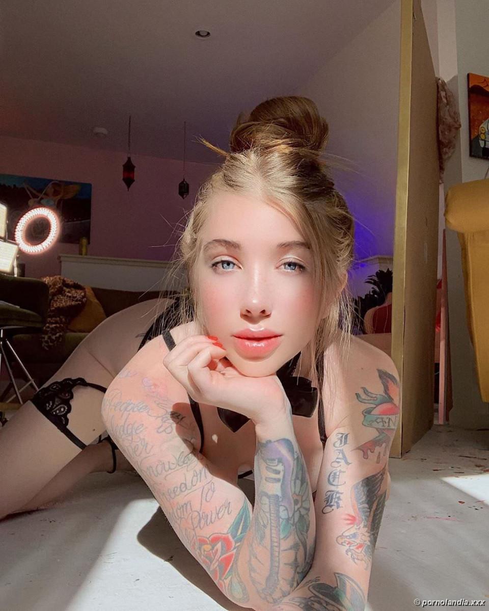 Loira tatuada em fotos caseiras - Foto 235388