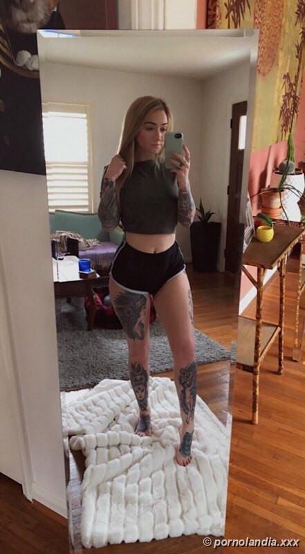 Loira tatuada muito gostosa peladinha - Foto 234960