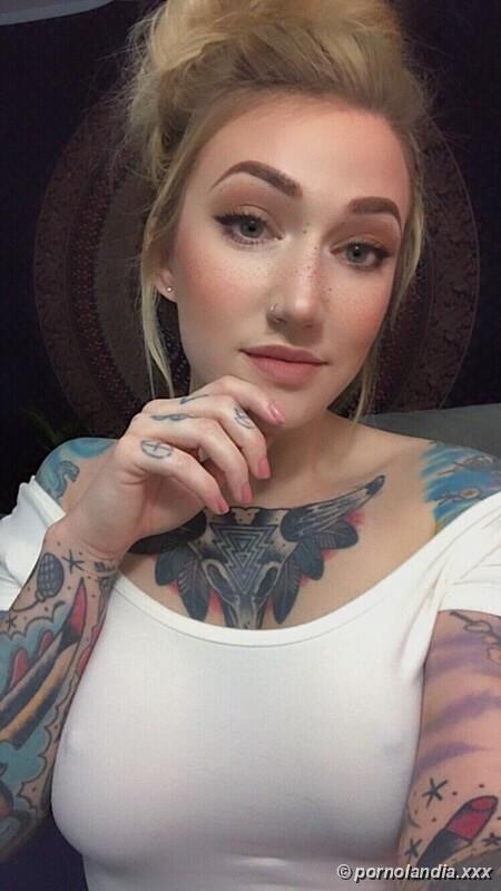 Loira tatuada muito gostosa peladinha - Foto 234963
