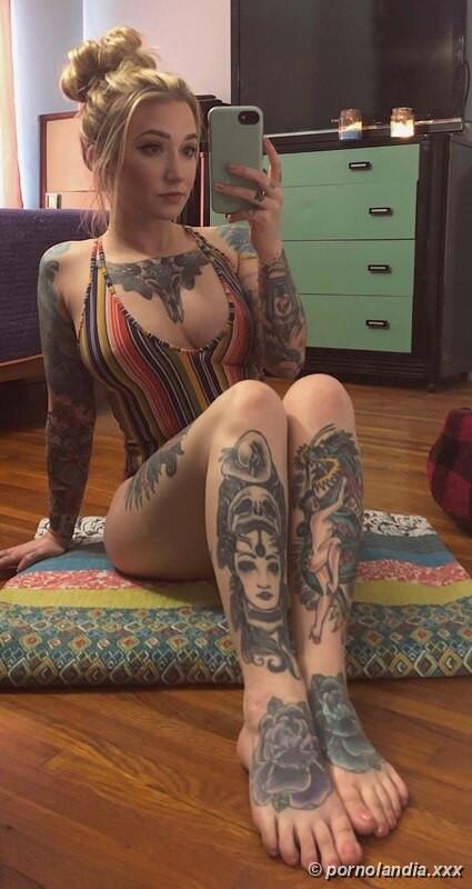 Loira tatuada muito gostosa peladinha - Foto 234973