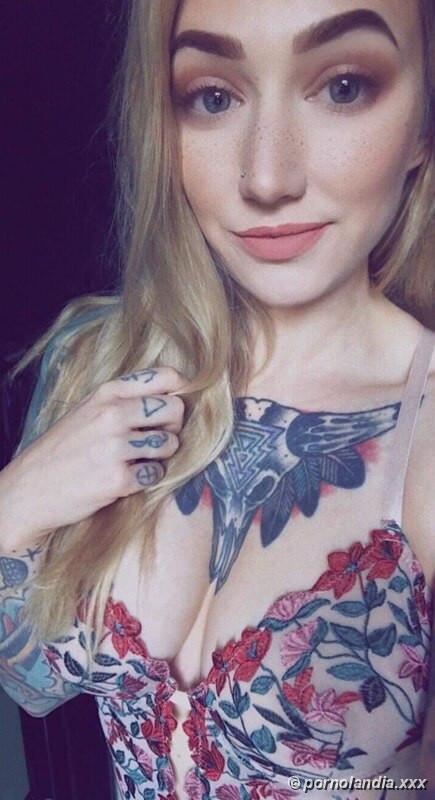 Loira tatuada muito gostosa peladinha - Foto 234971