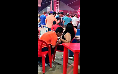 El Borracho Se Aprovecha Y le Chupa Una Teta En El Colmadon